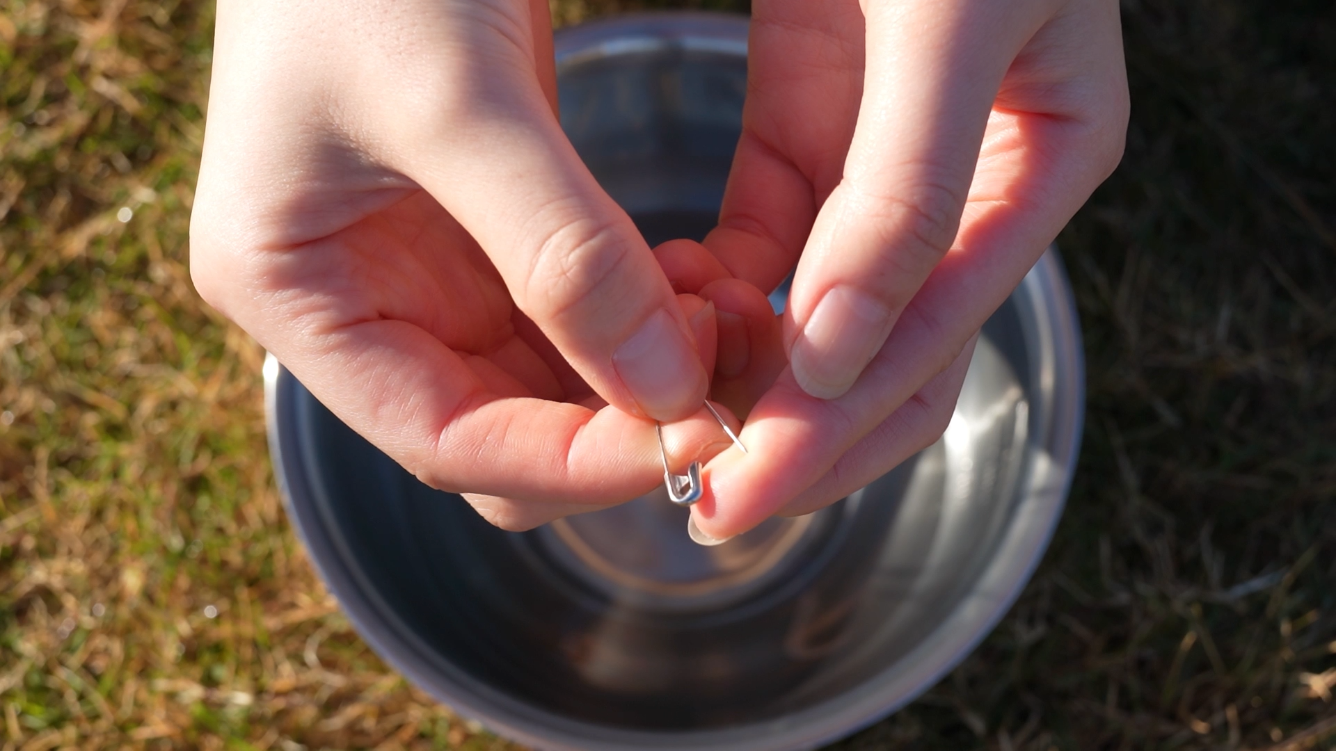 communicationー検卵センターを見に行き、付近の川で血を一滴落とす